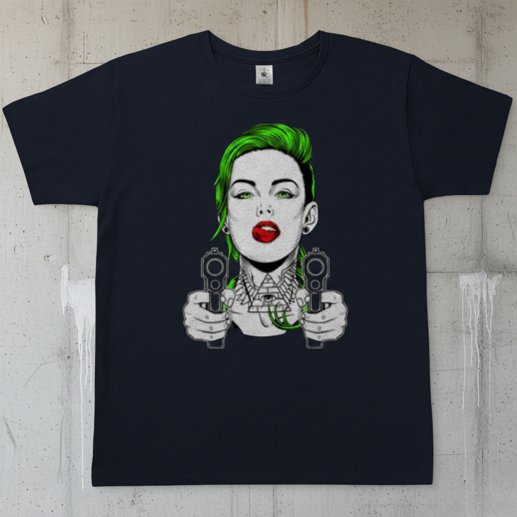 Nowoczesna grafika na czarnej koszulce przedstawiająca kobietę z jaskrawozielonymi włosami, trzymającą dwa pistolety, z widocznym tatuażem piramidy na szyi.