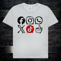 Front białej koszulki z nadrukiem w stylu urban art / stencil. Grafika składa się z ikon mediów społecznościowych (Facebook, Instagram, WhatsApp, X, TikTok) wykonanych czarnym sprayem z widocznymi dripu-ami. TikTok wyróżnia się czerwonym tłem. Całość wieńczy prowokacyjny symbol dłoni ze środkowym palcem, nadający całości buntowniczy charakter.
