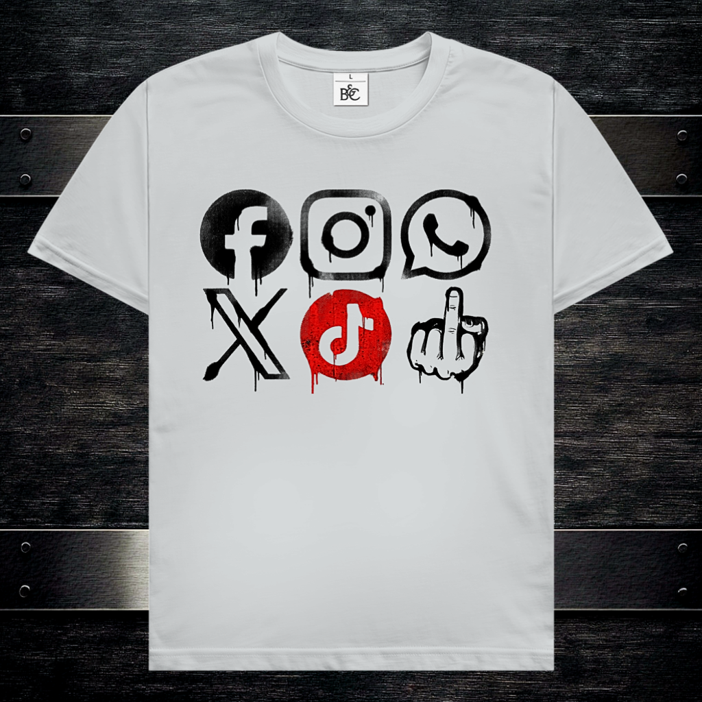 Front białej koszulki z nadrukiem w stylu urban art / stencil. Grafika składa się z ikon mediów społecznościowych (Facebook, Instagram, WhatsApp, X, TikTok) wykonanych czarnym sprayem z widocznymi dripu-ami. TikTok wyróżnia się czerwonym tłem. Całość wieńczy prowokacyjny symbol dłoni ze środkowym palcem, nadający całości buntowniczy charakter.