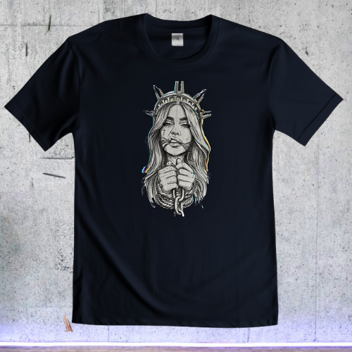 Granatowa koszulka męska z nadrukiem Glitched Liberty na tle jasnej, teksturowanej ściany betonowej, minimalistyczny streetwear.