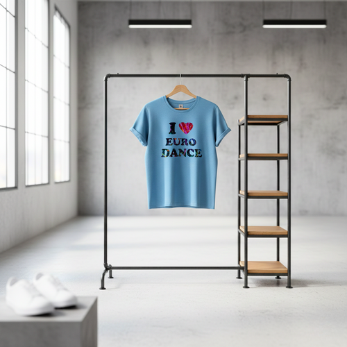 Błękitna koszulka z napisem "I ❤️ EURO DANCE" wypełnionym kolorowym motywem w stylu urban art, zawieszona na drewnianym wieszaku na tle surowego, żelbetowego filaru w luksusowym, industrialnym salonie mody streetwear.
