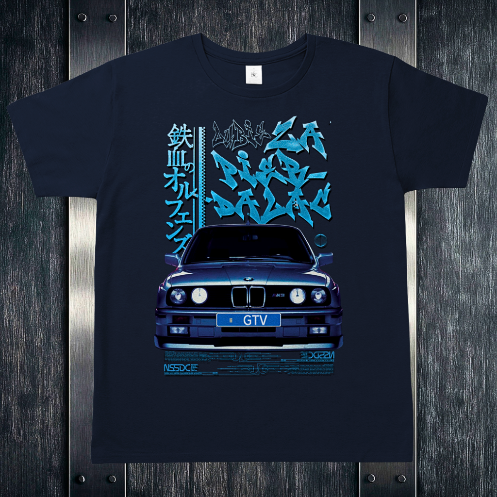 Granatowa koszulka z nadrukiem BMW E30 M3, styl japoński glitch art, tło industrialne drewno i grafitowe pasy.