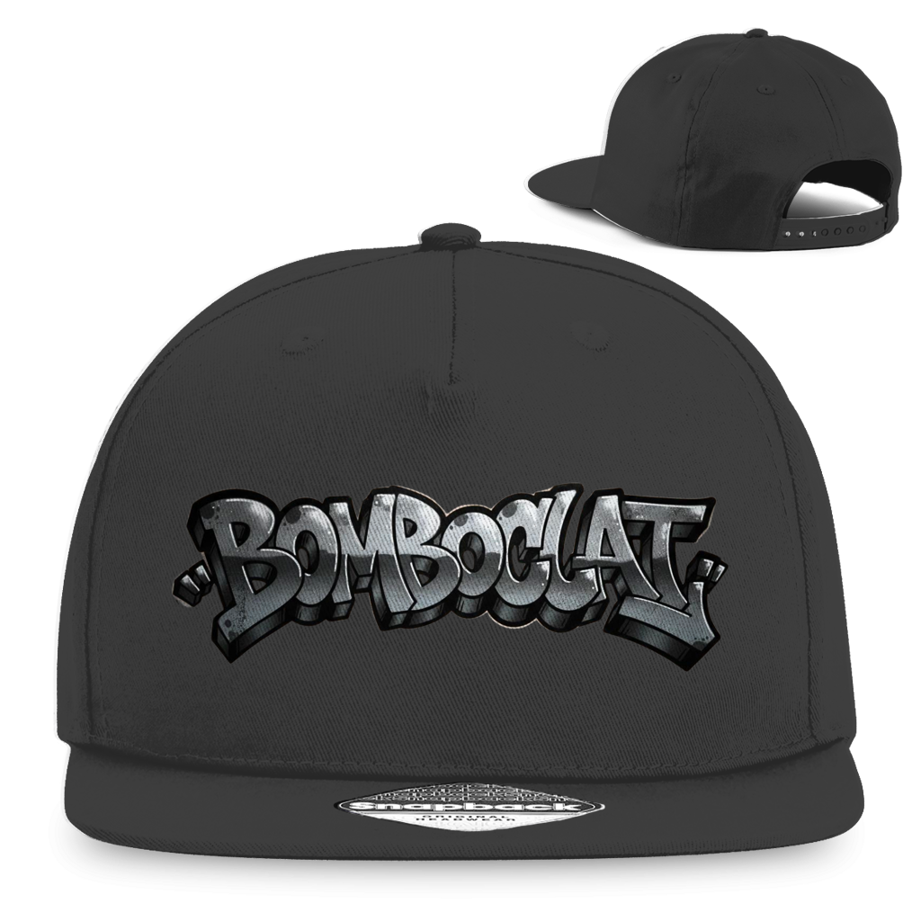 Czarna czapka snapback marki The Vibe z dużym, białym napisem w stylu graffiti „Wi run di place” na froncie, tło miejskie