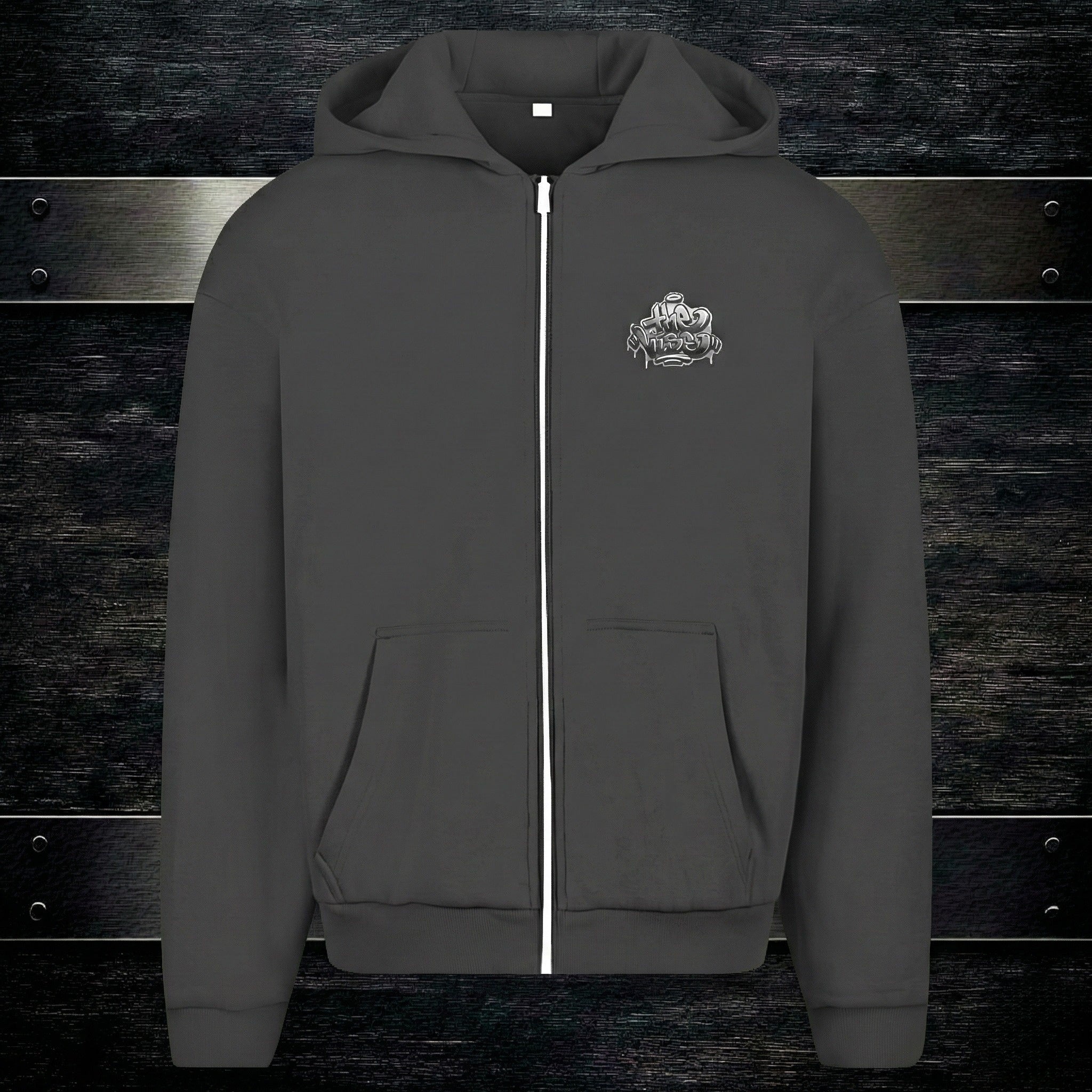 Ciemnoszara, rozpinana bluza z kapturem typu zip-up widoczna od przodu. Na lewej piersi znajduje się małe, stylizowane na graffiti srebrne logo. Bluza zaprezentowana na ciemnym, industrialnym tle.