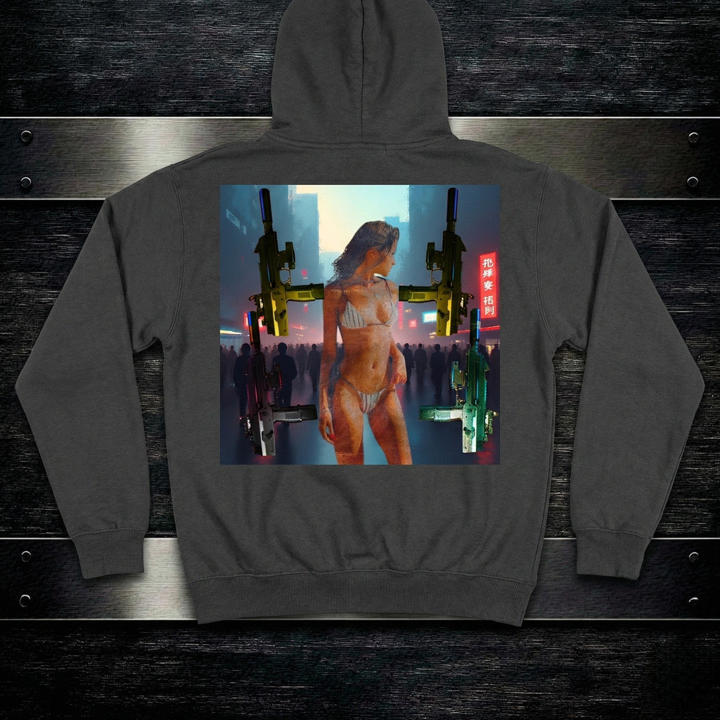 Tył ciemnoszarej bluzy z kapturem z dużą grafiką w stylu cyberpunk i urban art. Nadruk przedstawia postać kobiety na tle neonowego miasta, otoczoną przez lewitującą broń maszynową.