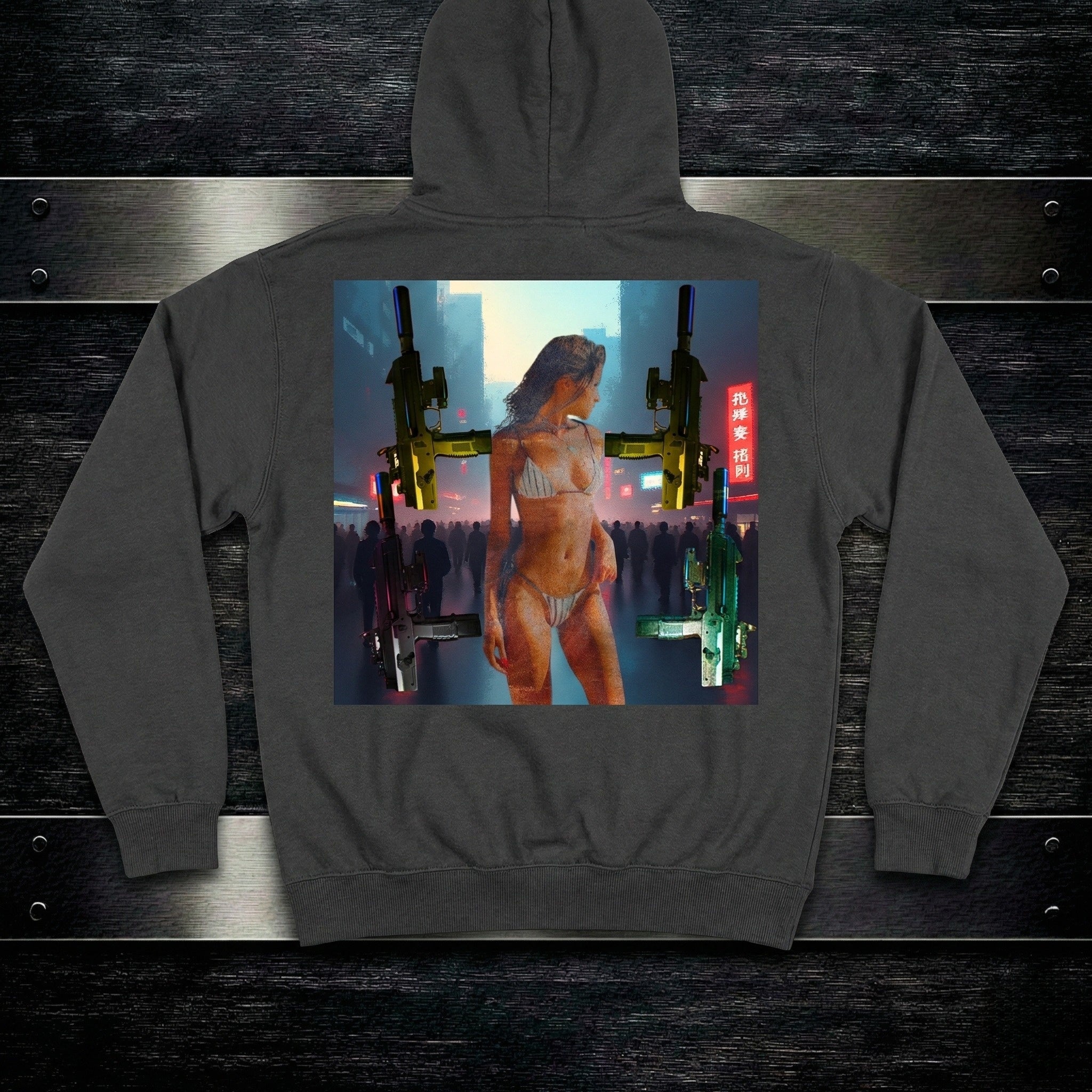 Tył ciemnoszarej bluzy z kapturem z dużą grafiką w stylu cyberpunk i urban art. Nadruk przedstawia postać kobiety na tle neonowego miasta, otoczoną przez lewitującą broń maszynową.