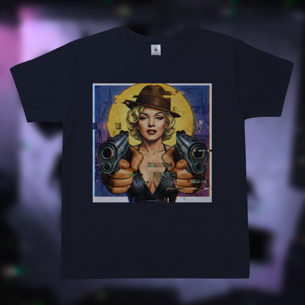 Granatowa koszulka typu Heavy Cotton z serii NIGHT SHIFT z grafiką Marilyn Monroe w kapeluszu z pistoletami, wykonana w stylu glitch art na tle żółtego koła.