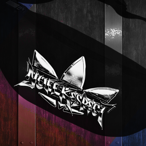 Zbliżenie na unikalne, srebrne logo Nuff Respect w stylu graffiti i chrome effect na czarnej nerce.