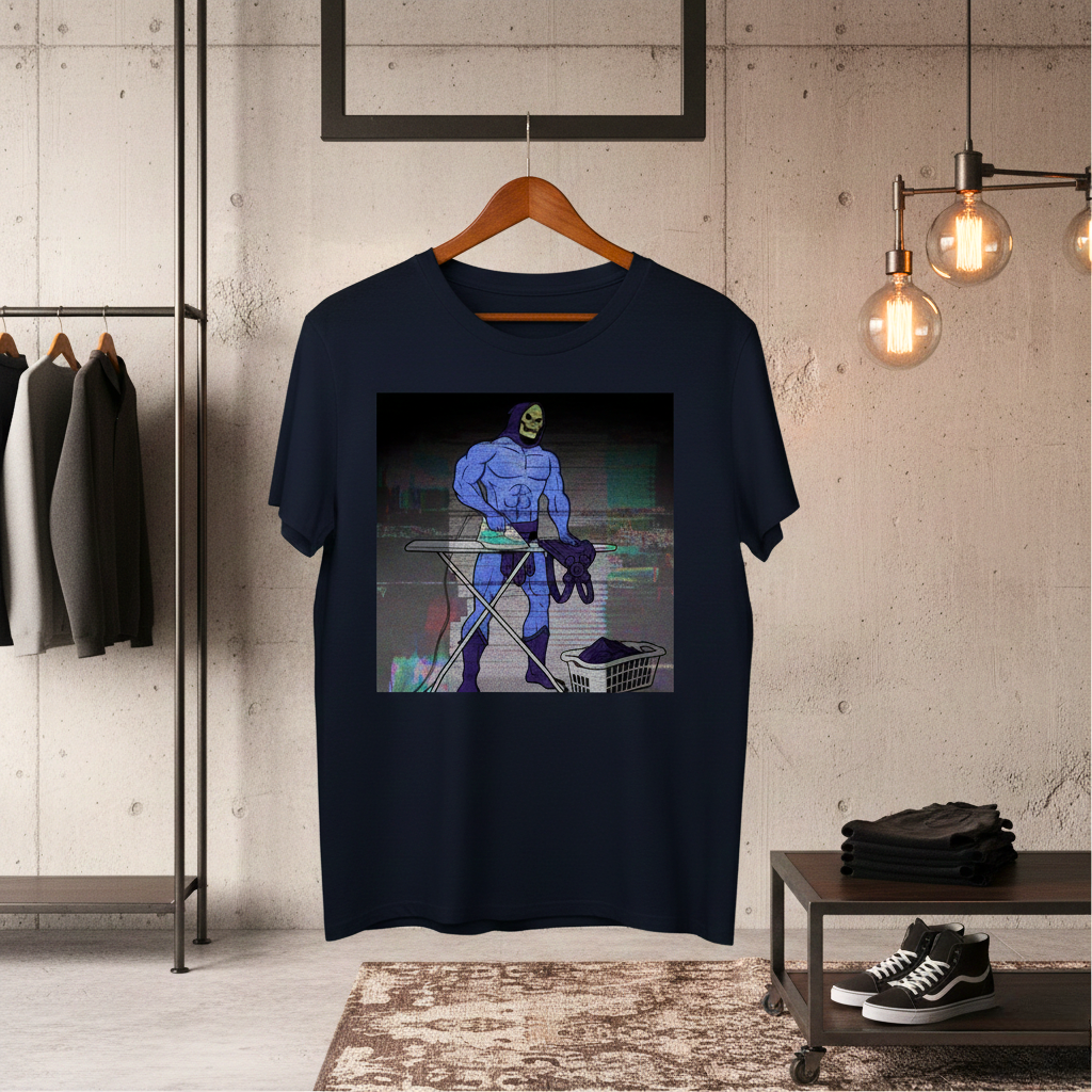 Granatowa koszulka na wieszaku z grafiką w stylu glitch art przedstawiającą Skeletora prasującego ubrania na desce do prasowania w otoczeniu cyfrowych zakłóceń.