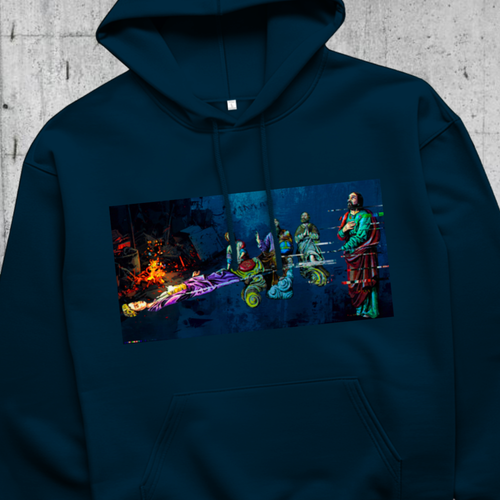 Zbliżenie na detal nadruku na bluzie: postacie biblijne z efektami cyfrowych zakłóceń i neonowych kolorów.